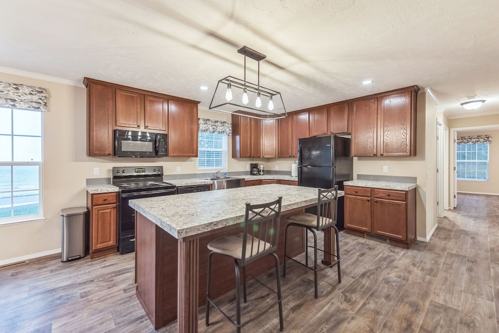 Lakeside Retreat W/ Beach Access & Kayaks 3 Bedroom Home