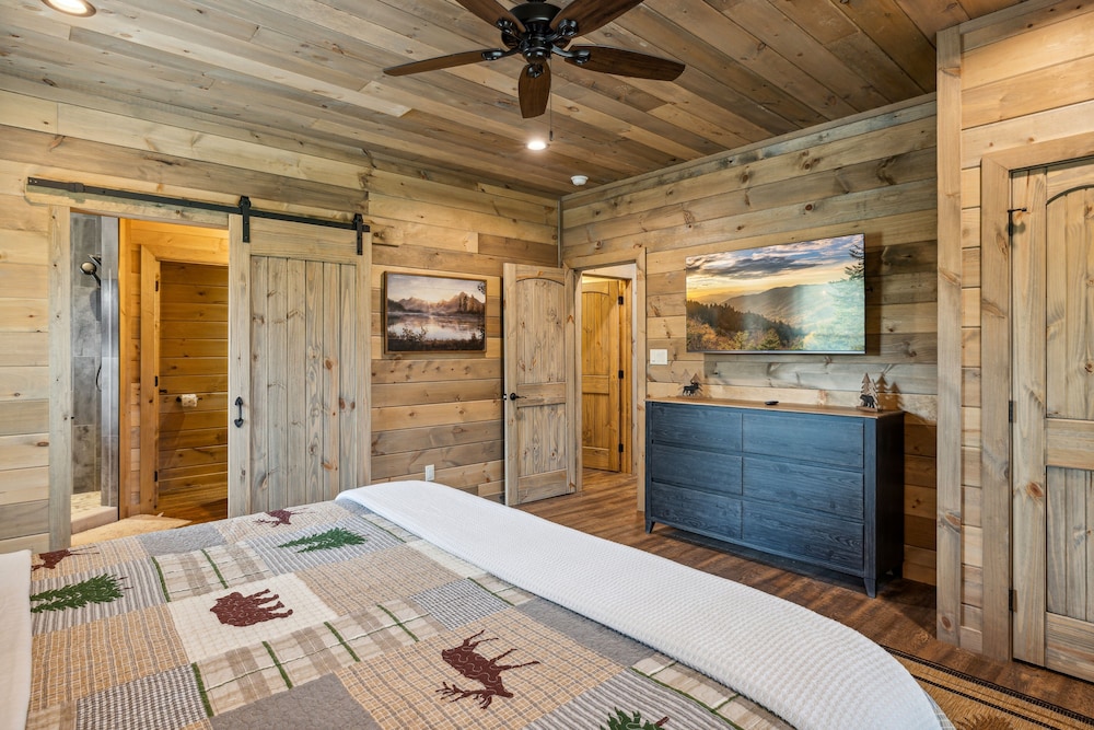 Hatcher Mountain Hideaway 2 Bedroom Cabin by RedAwning view 5
