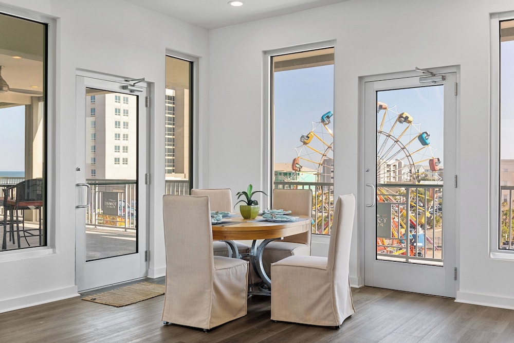 Boardwalk Pent House by Carolina Retreats