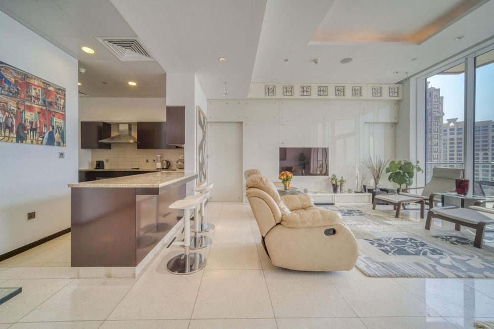 Waterfront Sea View Apt w Wow Factor on The Palm