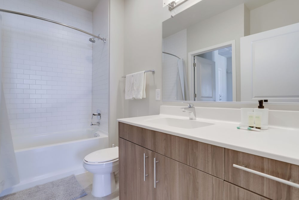 Spacious 2BR Apt with Den W Balcony