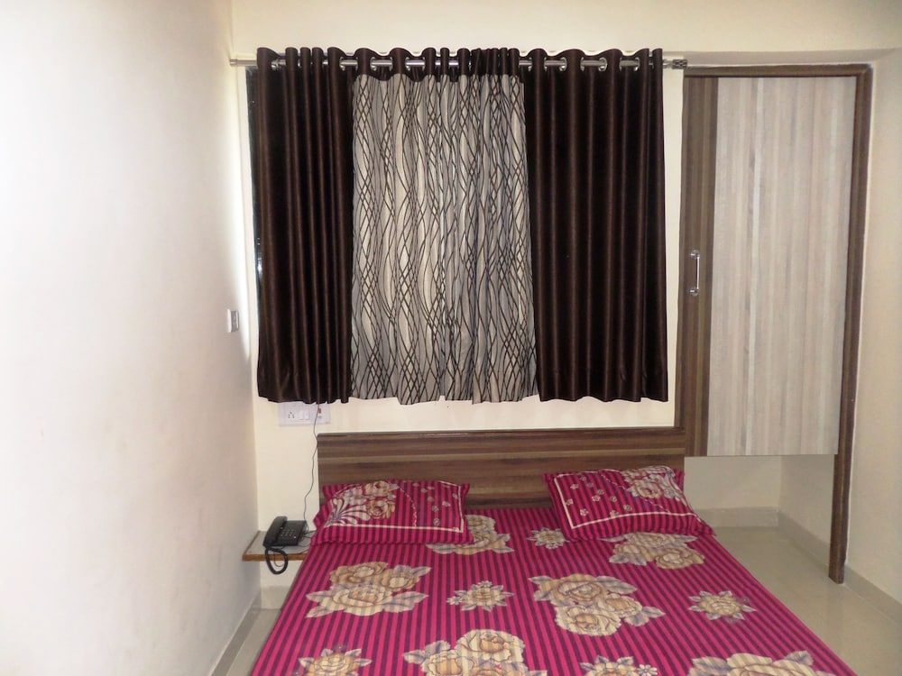 Riya Raj Hotel