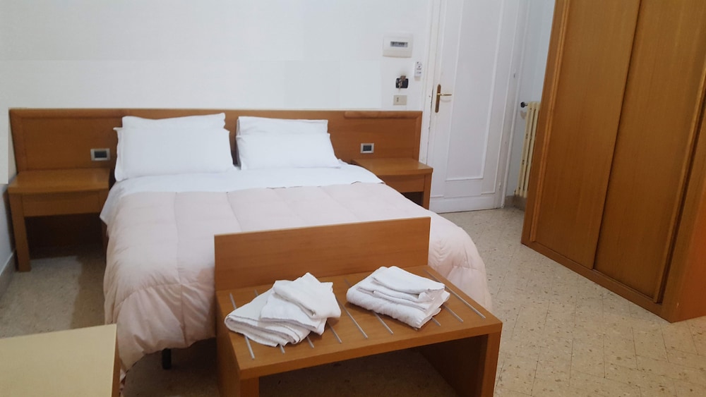 Double H Ungheria en Palermo — bedroom