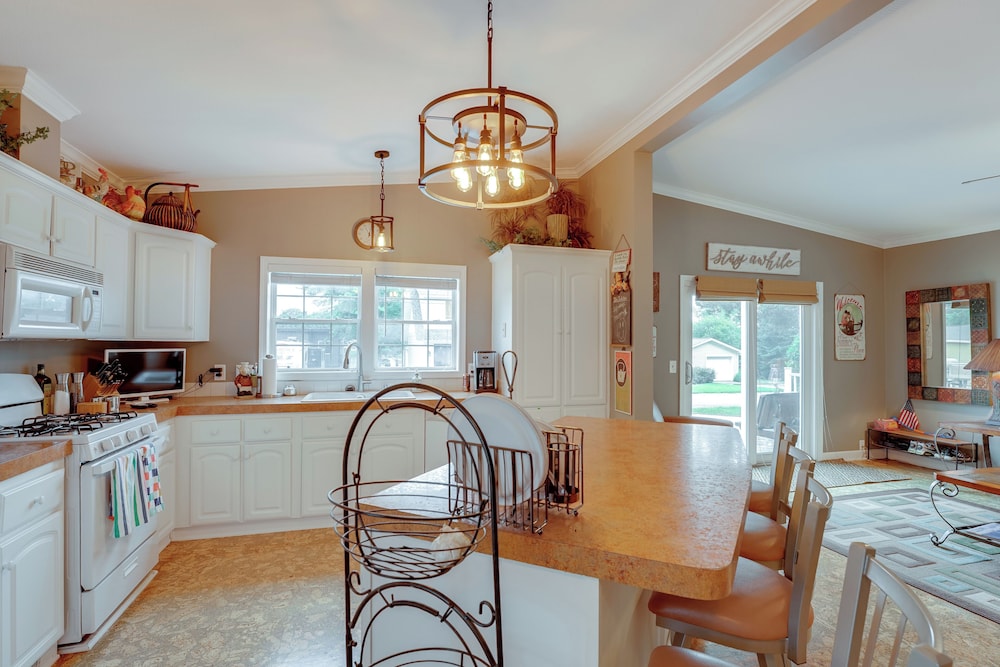 1 Mi to Silver Lake Sand Dunes: Family Gem w/ Yard
