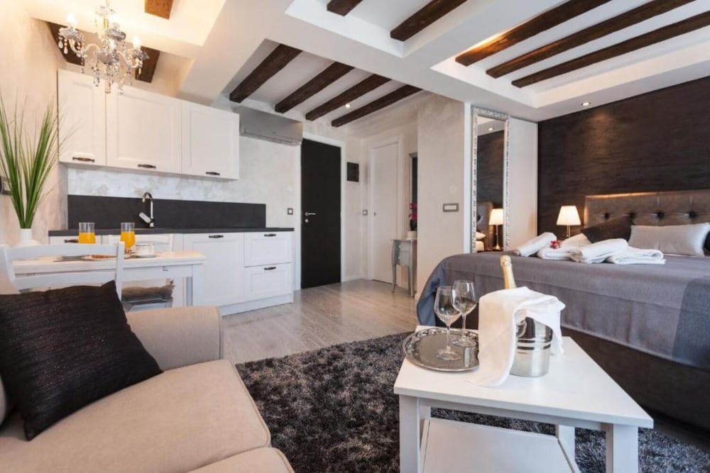 Regent 2 - Exclusive Location - SA view 5