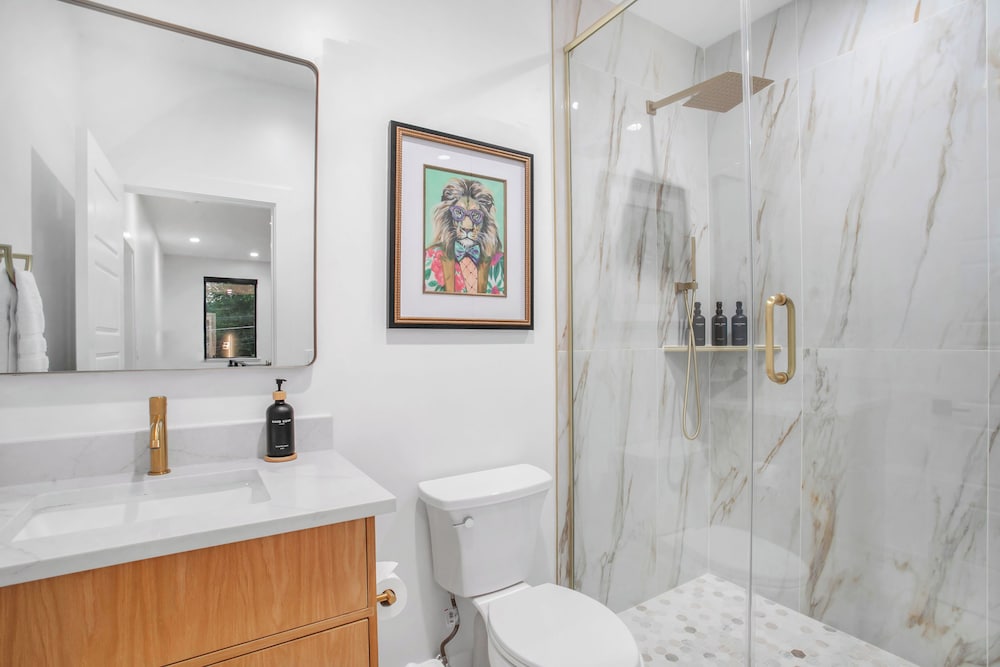ATX South Lamar Creekside with Hot tub