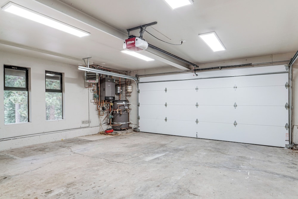3 Mi to Diamond Peak: Mtn-view Home w/ Fireplace
