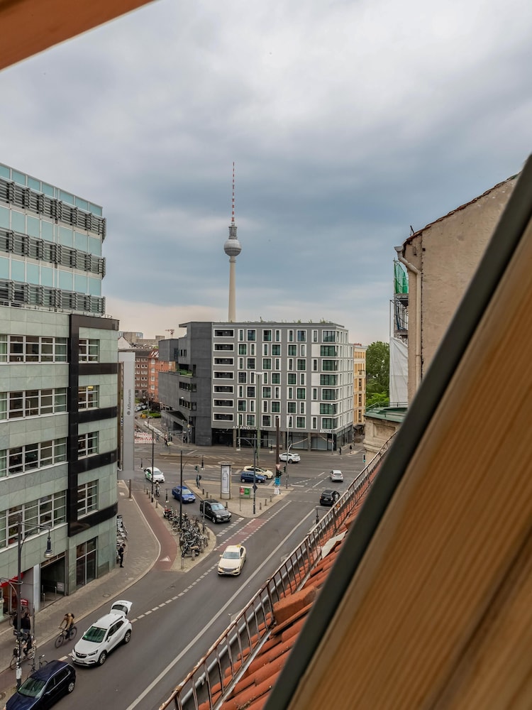 Schoenhouse Avenue by Limehome