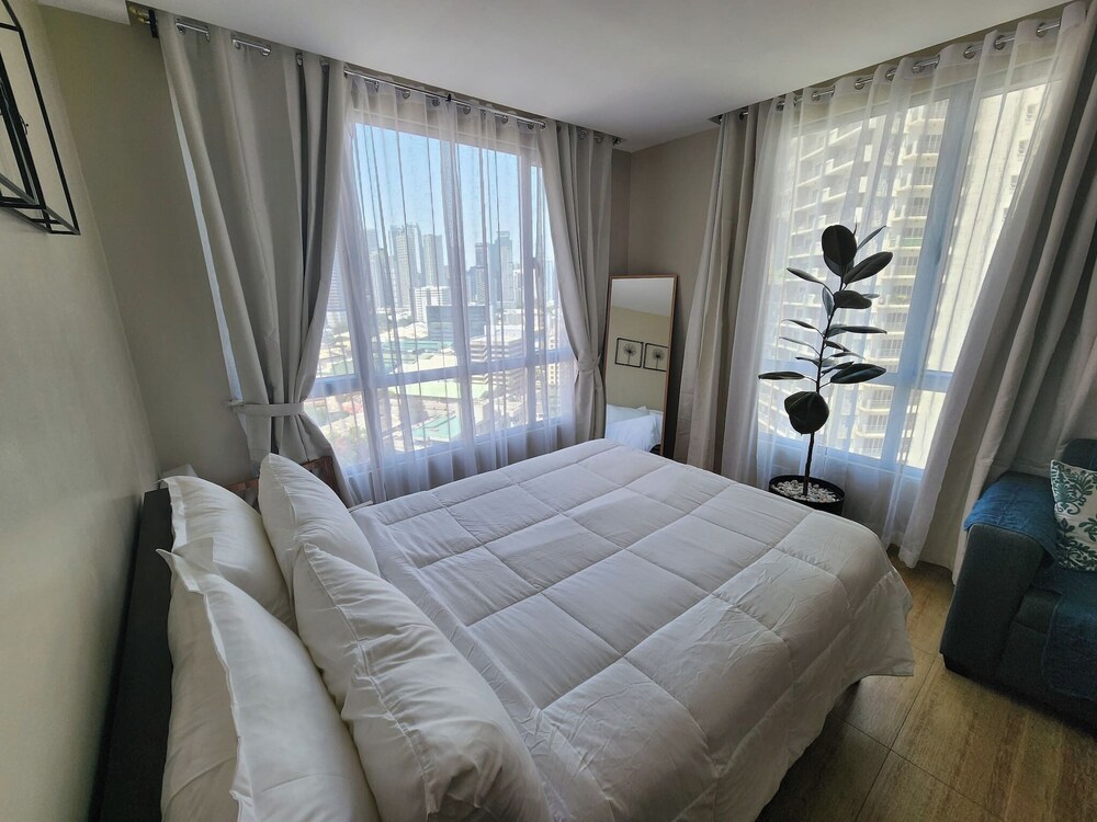 Cozy 1BR Condo in Mandaluyong City With City Skyline View