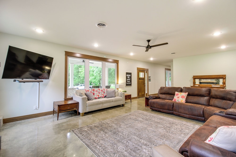 Great for Groups: Family Creekside Home in Loretto