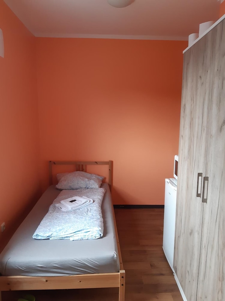 2-Rent Group Hostel Rooms&Apartments TUB19A