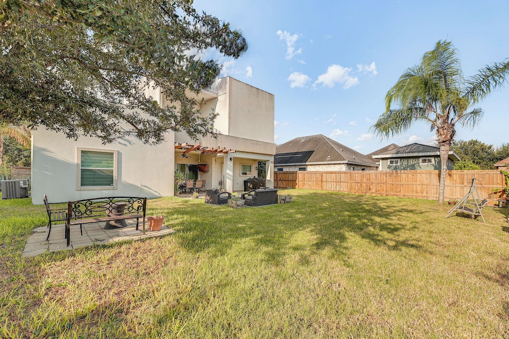 Covered Patio & Grill: Colorful Mcallen Home view 5