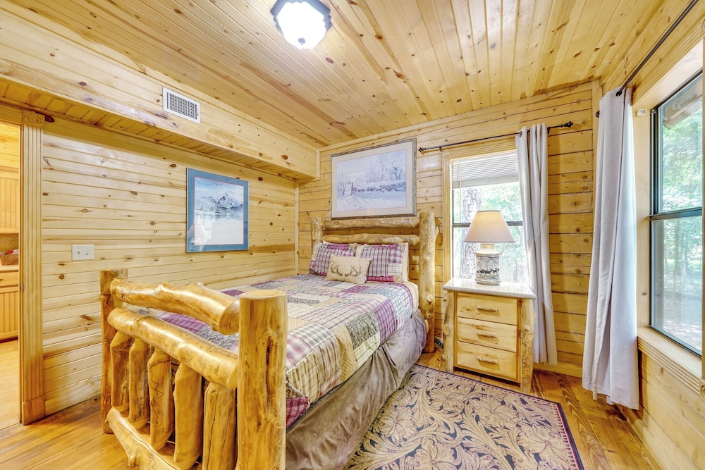 3 Mi to State Park & Lake: Broken Bow Cabin!