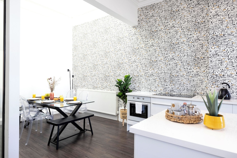 Delightful 3-bed Flat with Parking
