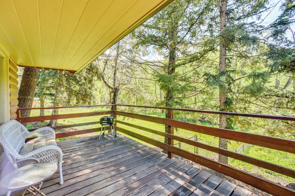Dog Friendly: Cabin w/ Yard & Mtn Views in Cascade