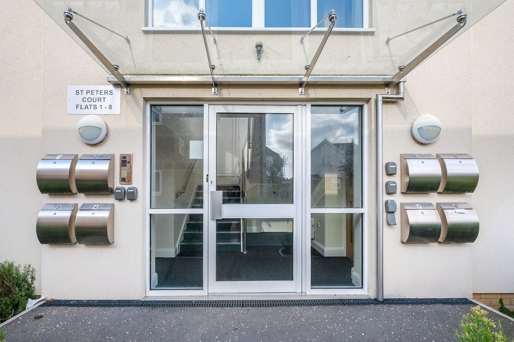 Heathrow Living Serviced Apartments by Ferndale
