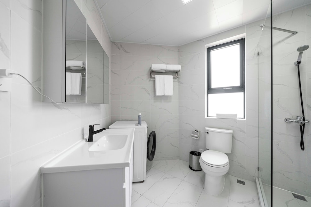 Tyms Elegant 4BR 2BA Apt in Xujiahui