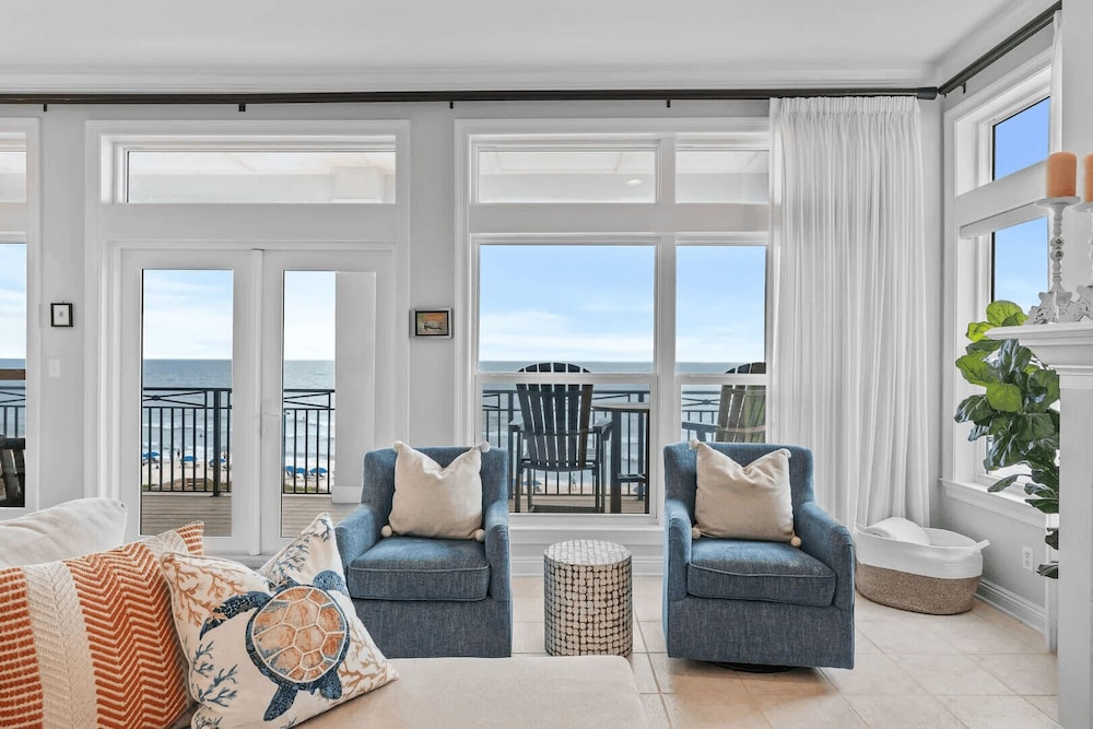 Grovey by the Sea by Avantstay Oceanfront, Private Beach, Pool Access