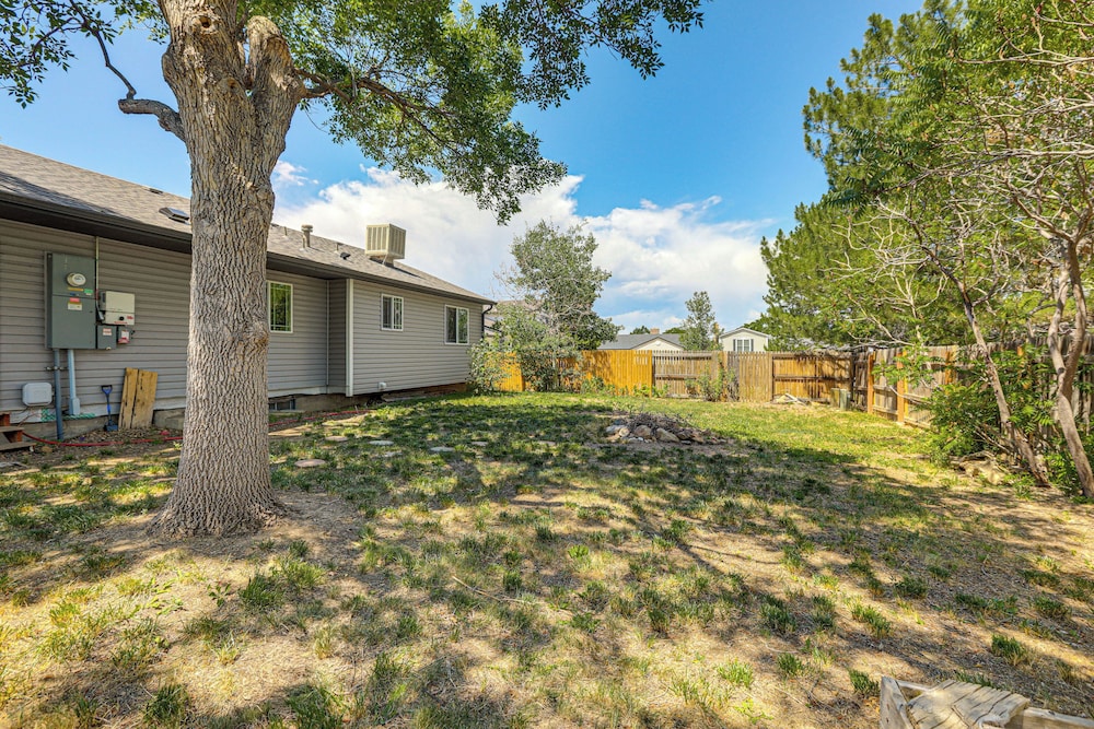 Pet-friendly Retreat w/ Fenced Yard in Aurora