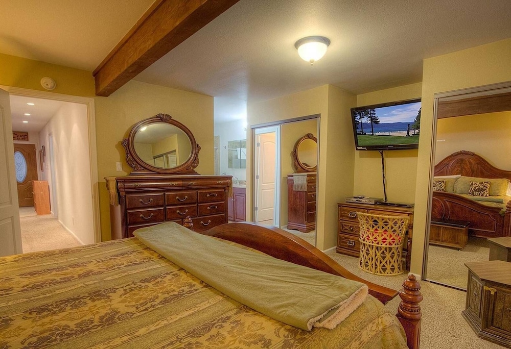 Eagle's Lake Retreat 4 Bedroom Condo by RedAwning view 5