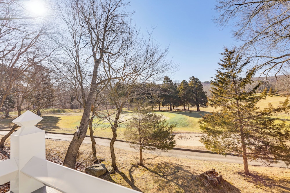 1 Mi to Mohegan Sun: Studio w/ Golf Course Views