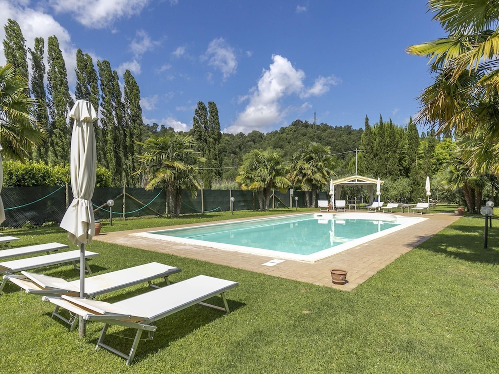 Tuscany's Hidden Garden Escape photo 2