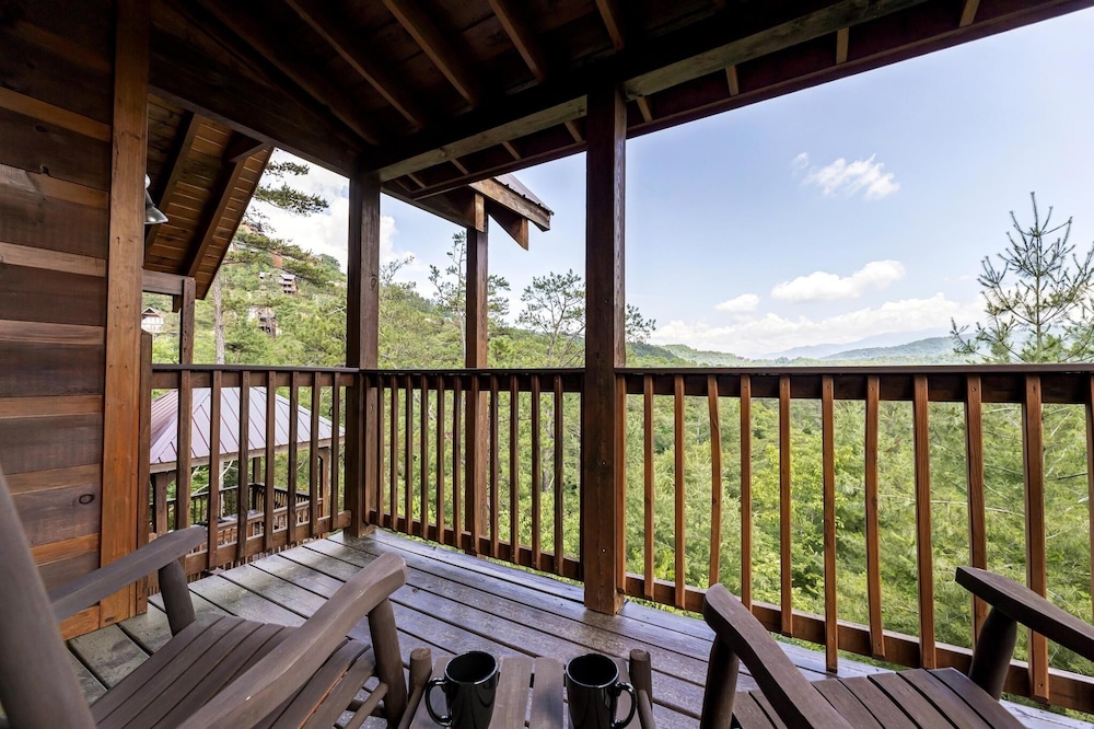 A Suite Mountain View - 4 Bedrooms, 4 Baths, Sleeps 12 Home by RedAwning
