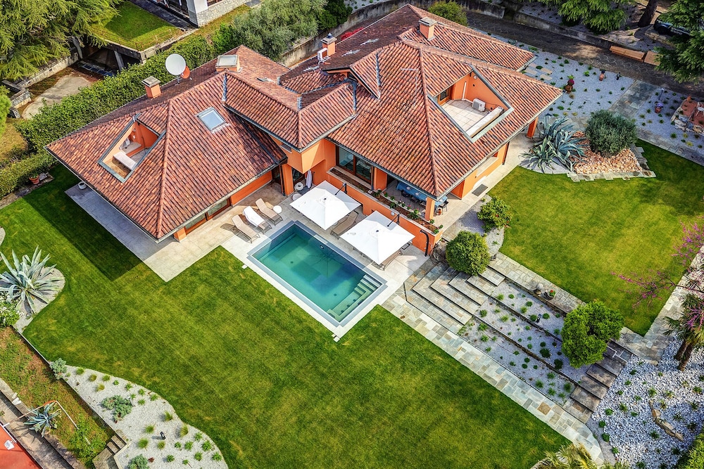 Lakefront Serenity Villa With Pool