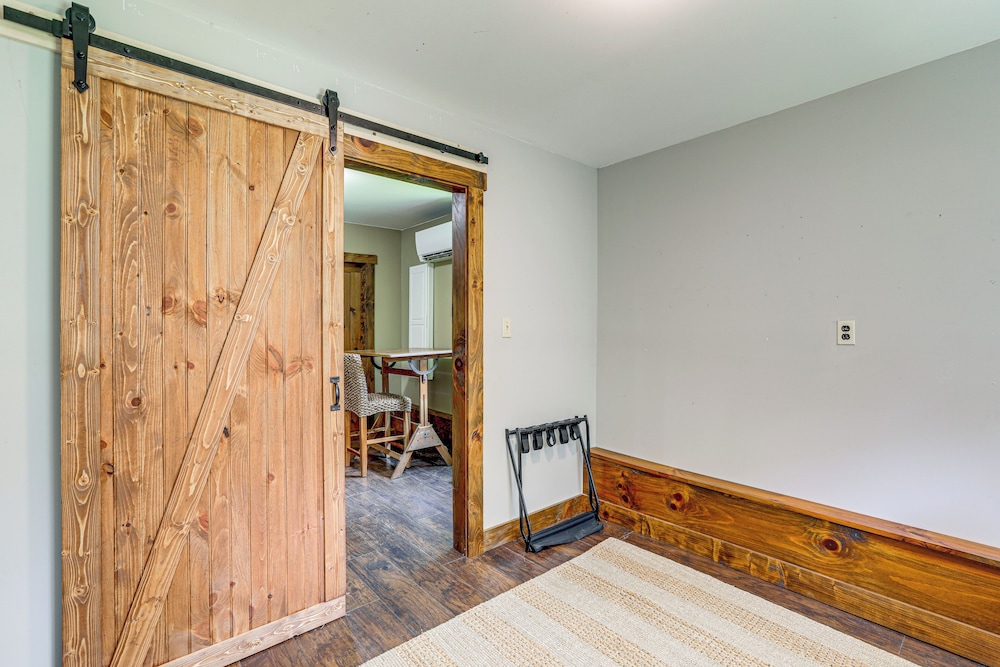 Walk to River: Couples Retreat in Kintnersville!