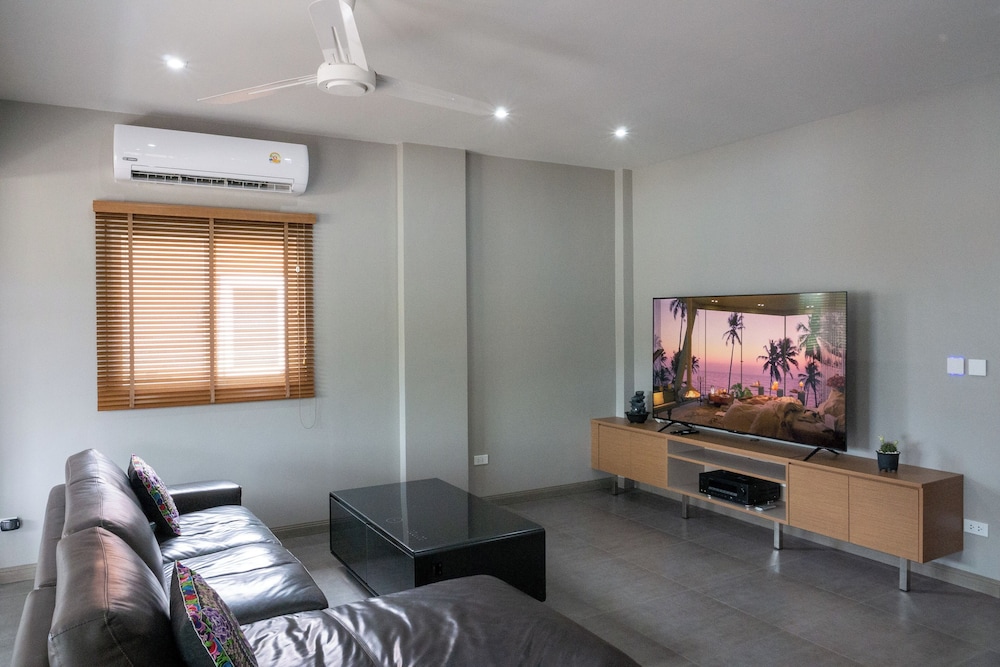 4BR Villa Ideal for Groups Families V262