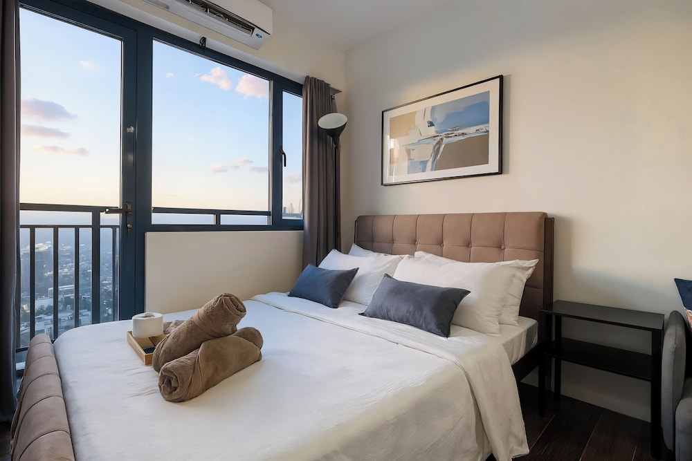Room-sleek Studio With City Views on the