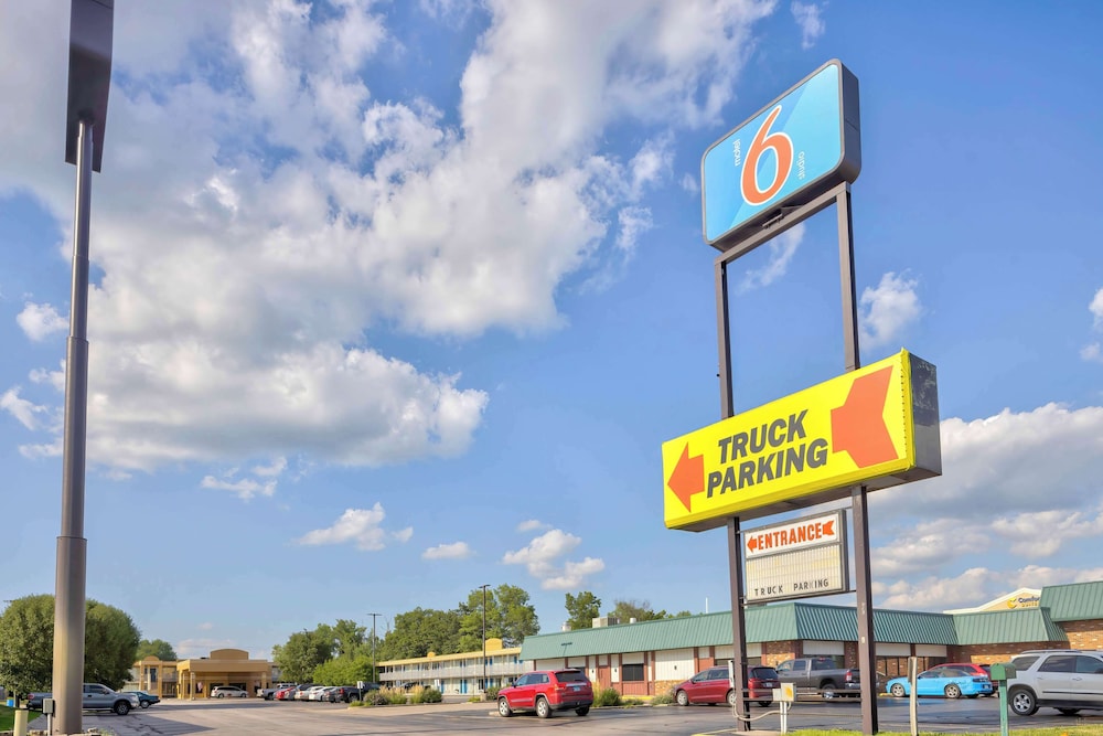 Effingham Vacations - Motel 6 Effingham, IL - Property Image 2