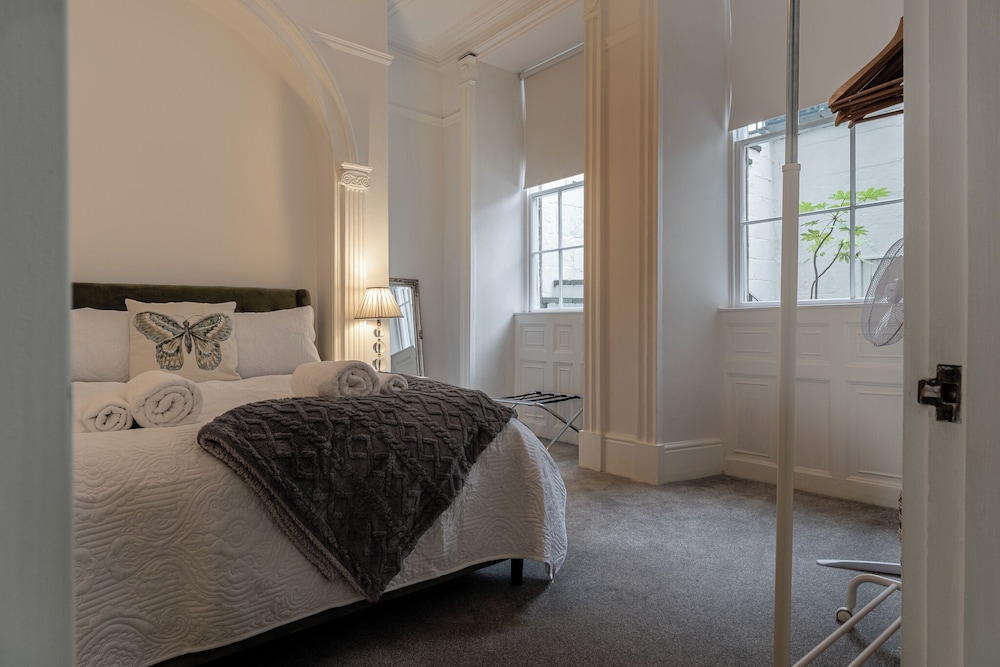 Garden Flat Apartment in Grosvenor Place