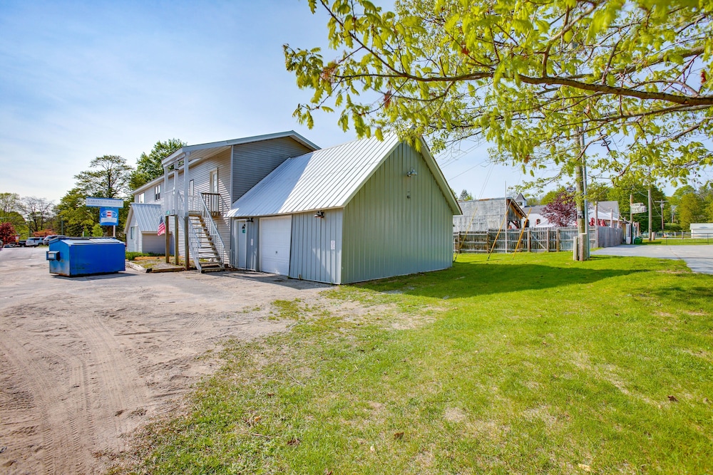 Charming Lake Ann Apartment - Walkable Location! view 5