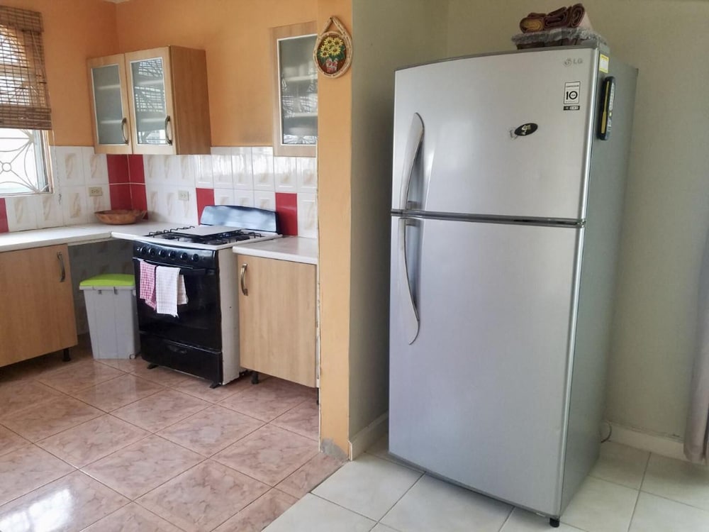 Captivating 3-bed House in Trelawny, Jamaica view 4