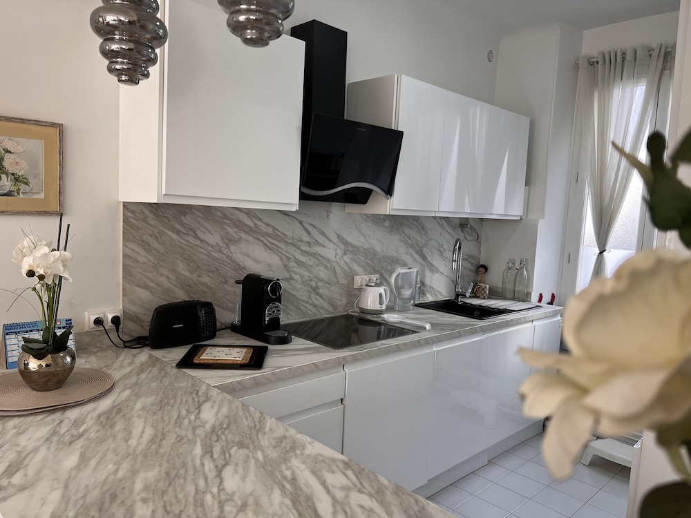 One Bedroom Apartment in Cannes Center a few Steps From the Croisette and the Martinez Hotel - 2032
