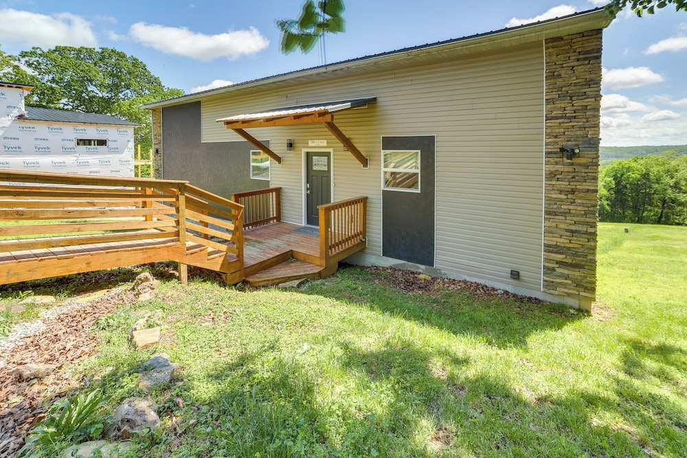 Lake Taneycomo Views: Family-friendly Cabin!