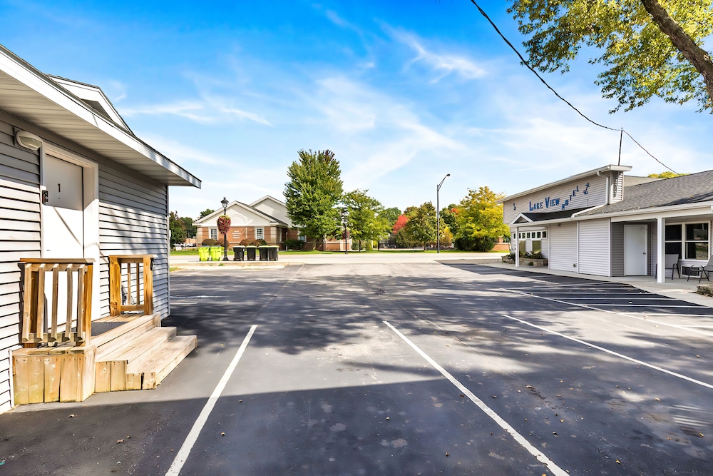 The Lakeview Motel