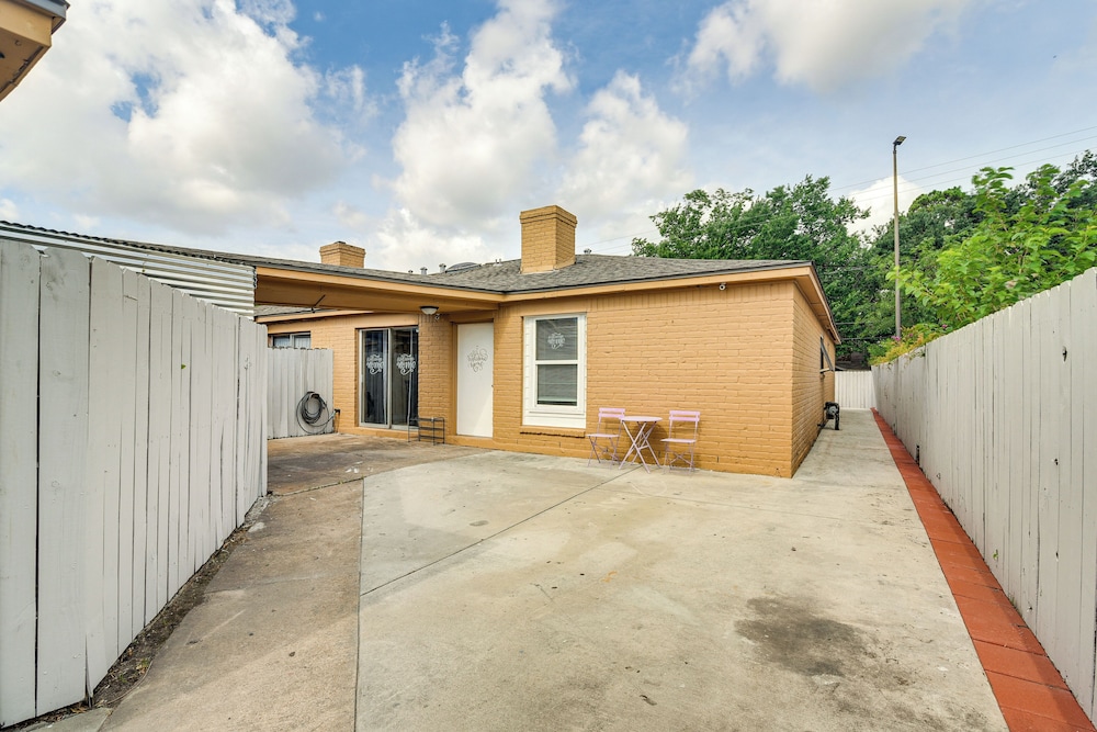 2 Mi to Chinatown: Pet-friendly Houston Home