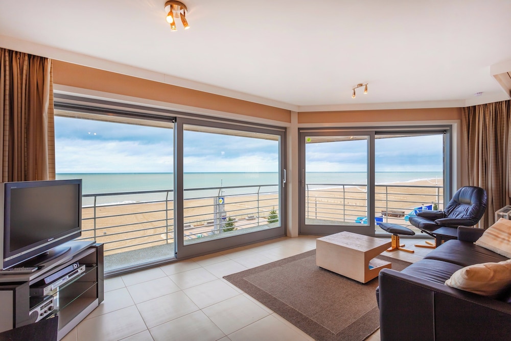 Modern, Luxurious Corner Flat on the Seafront