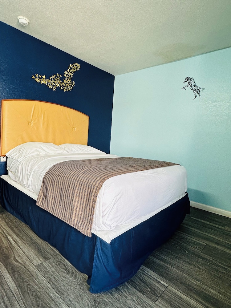 Emporia Vacations - Travel Inn  Suites - Property Image 25