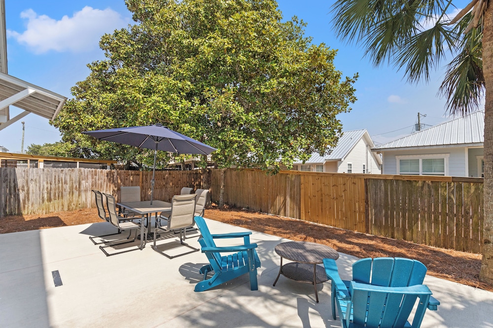 Beach House Spacious 4BR Retreat With Gulf Views & Observation Deck!