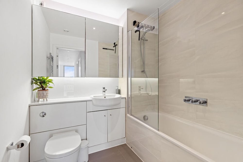 East Village Luxury Apartment - London