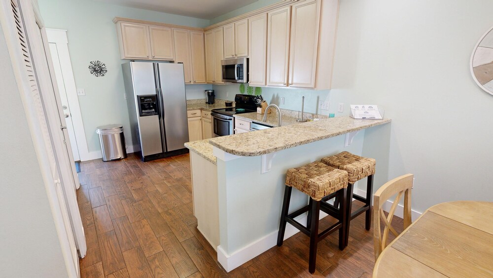Miramar Palms #5 3 Bedroom Condo by RedAwning view 4