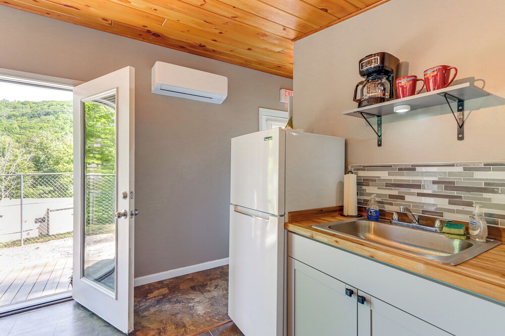 Cozy + Convenient Blairsville Cabin w/ Deck!