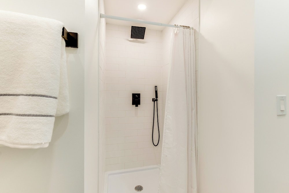Centrally Located & Pet Friendly: Yonkers Studio!