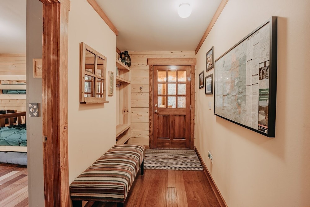 21gs - Log - Pets Ok - Sleeps 6 3 Bedroom Home by RedAwning