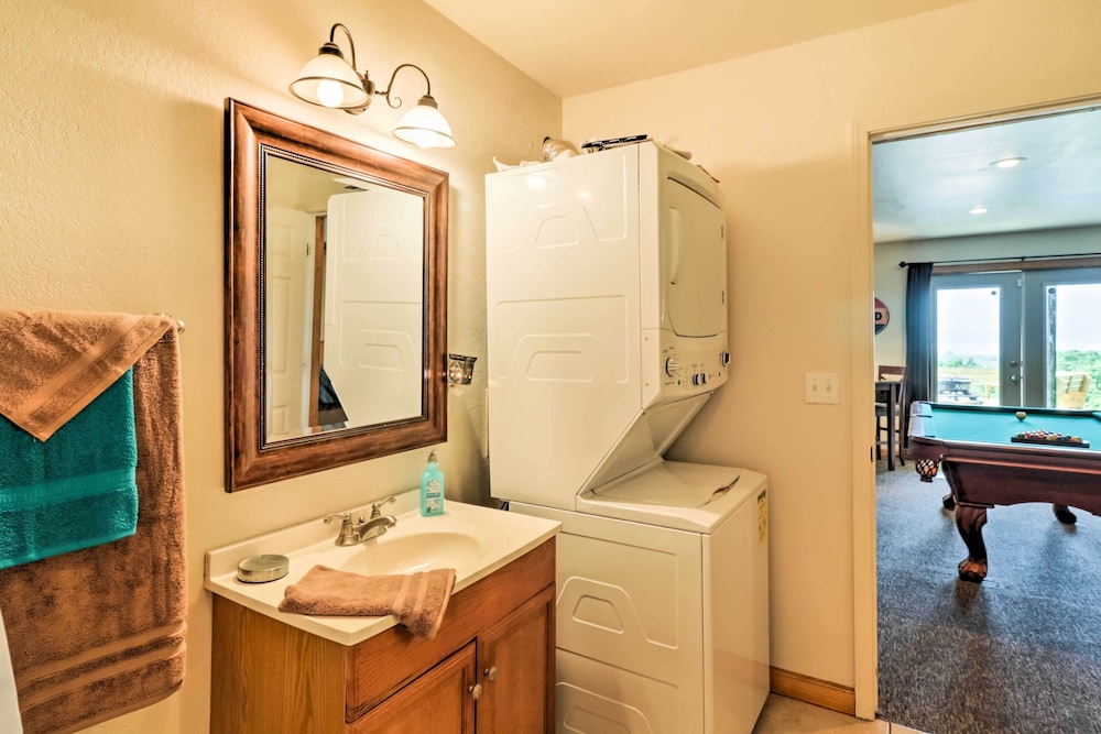 Rustic Lamar Cabin w/ Deck  Private Hot Tub - Property Image 34