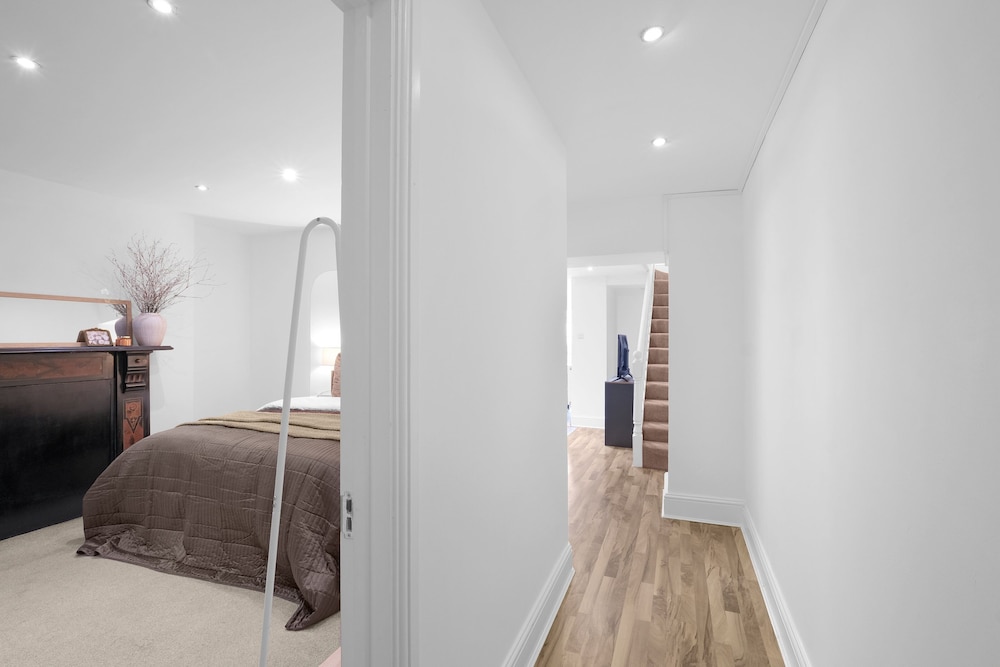 Luxury 3BR 2BA with Hot Tub and Garden