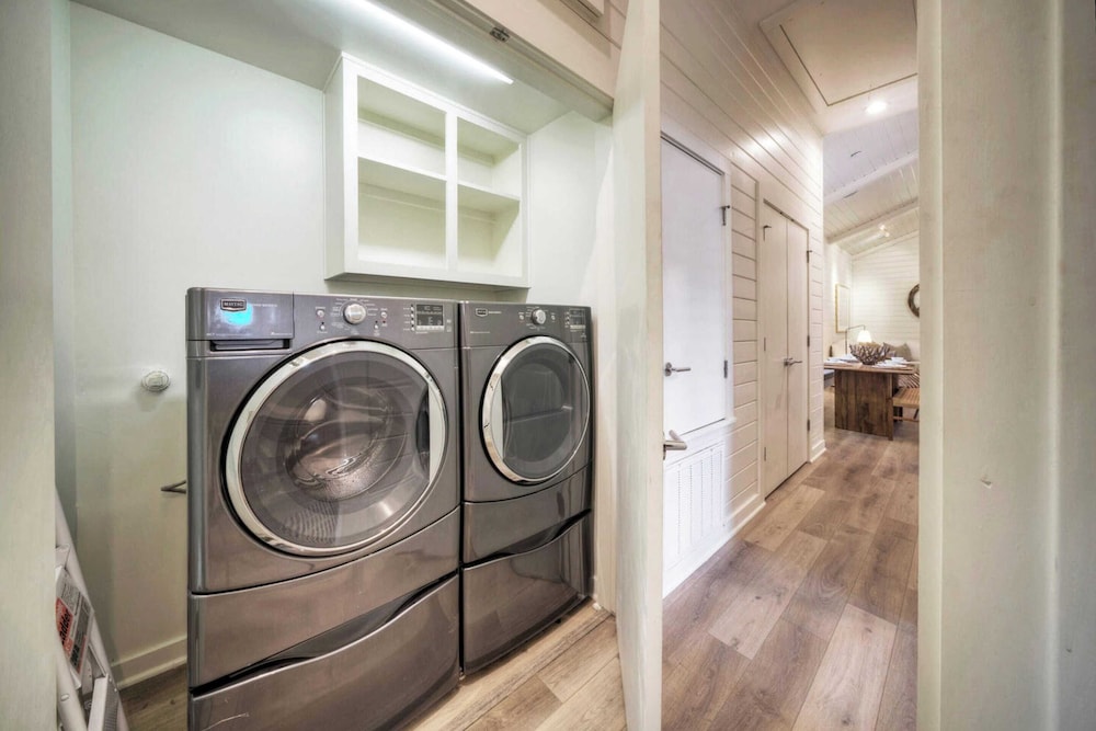 Sleeps 18 2 Beach Homes w/ 2 Pools, Playground, Covered Patios Pirates Bay